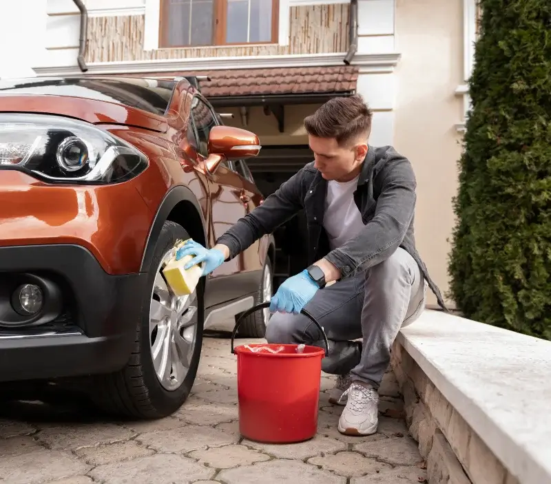 Lavage auto à domicile Sarrant : professionnel intervenant sur un véhicule